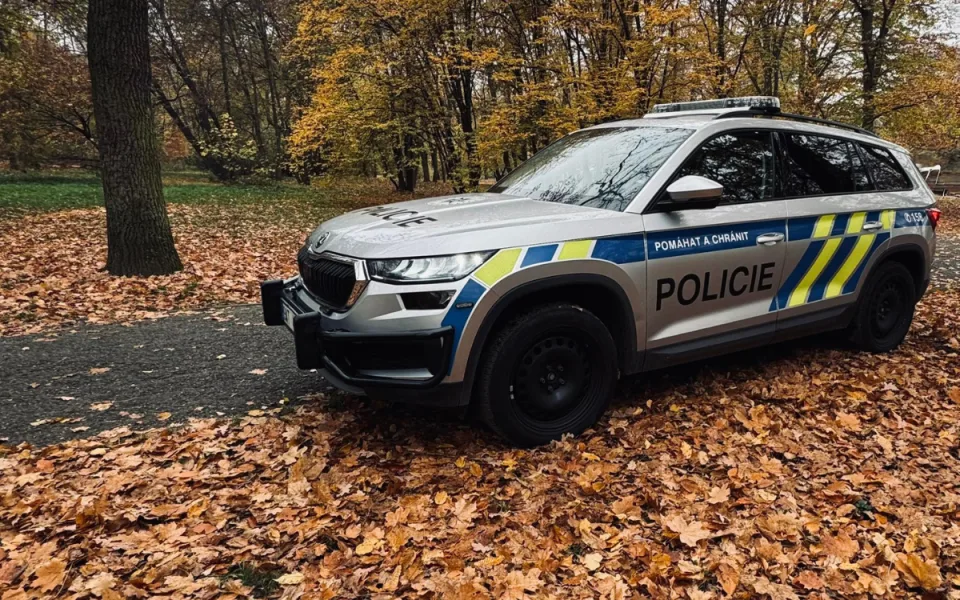 Rychlý zásah policie v Náchodě zastavil podvodníka. Seniorka málem přišla o 400 tisíc korun
