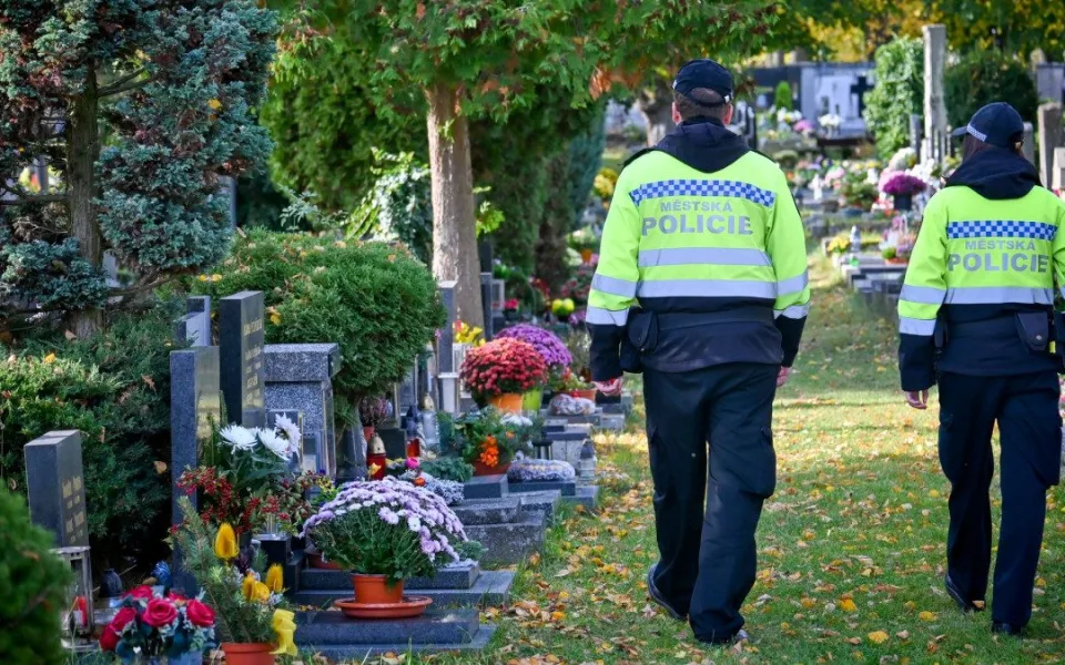 Dušičky v Hradci Králové? Víc hlídek u hřbitovů a kontrola parkování