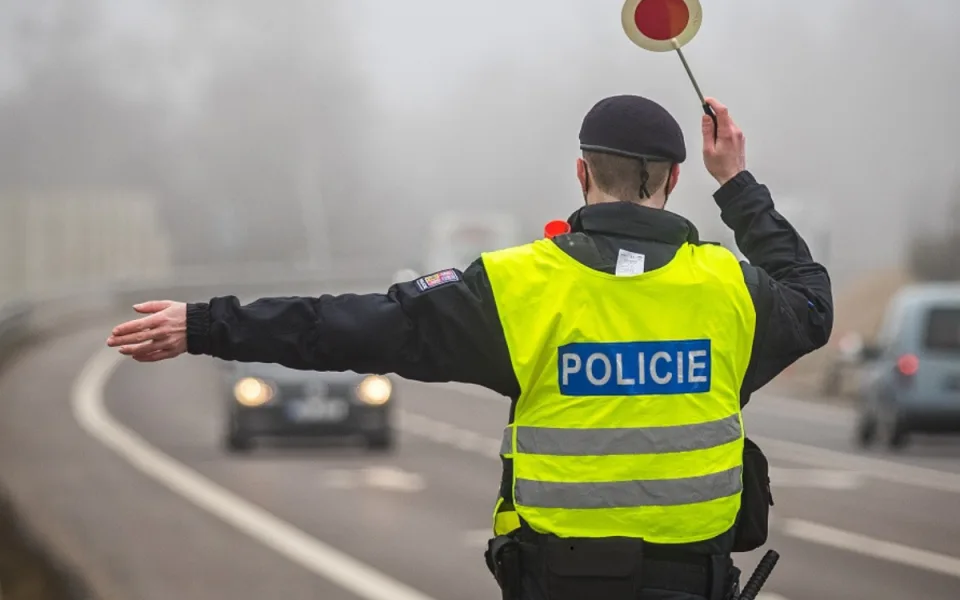Policie ve Vrchlabí zastavila opilého řidiče, který i po zákazu usedl za volant