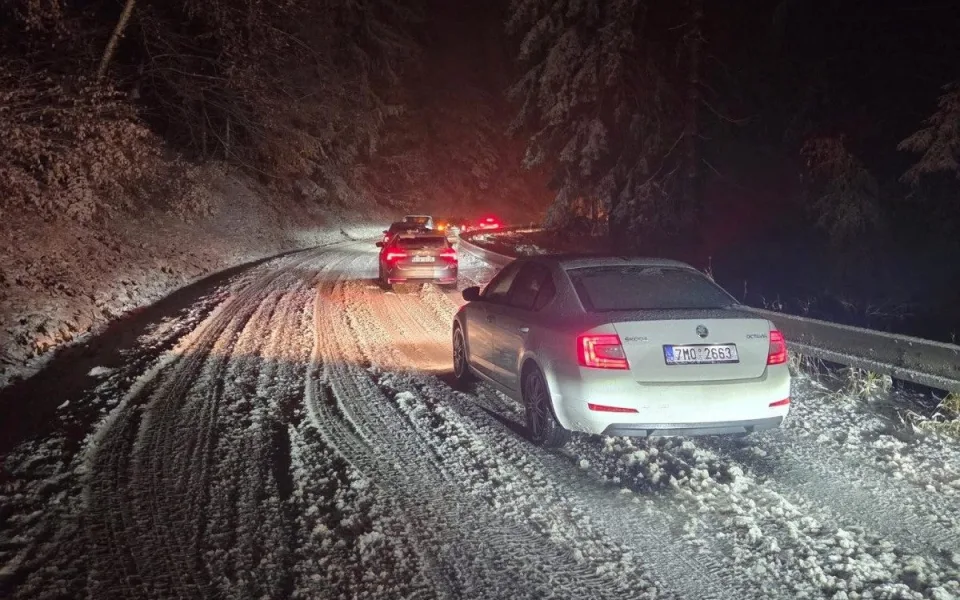 Řidiči jezdí do Krkonoš na letních gumách, podle odborníků zbytečný risk