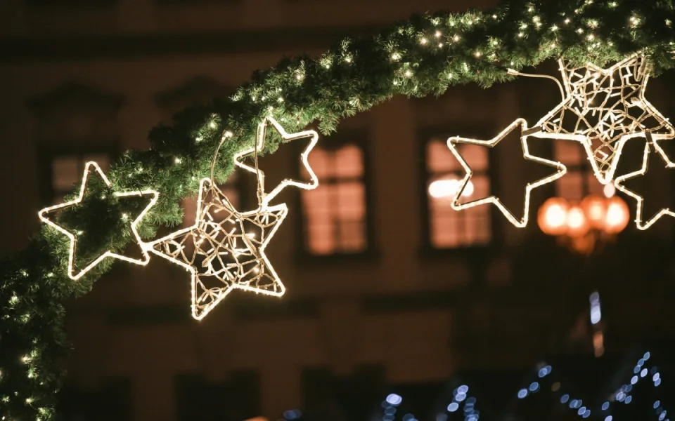Hradec Králové se chystá na Vánoce. V ulicích už se objevují první světelné motivy