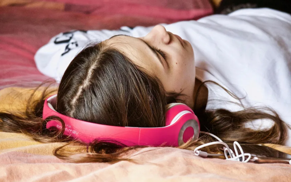 Stop anorexii: co je ASMR a může pomoci se spánkem?