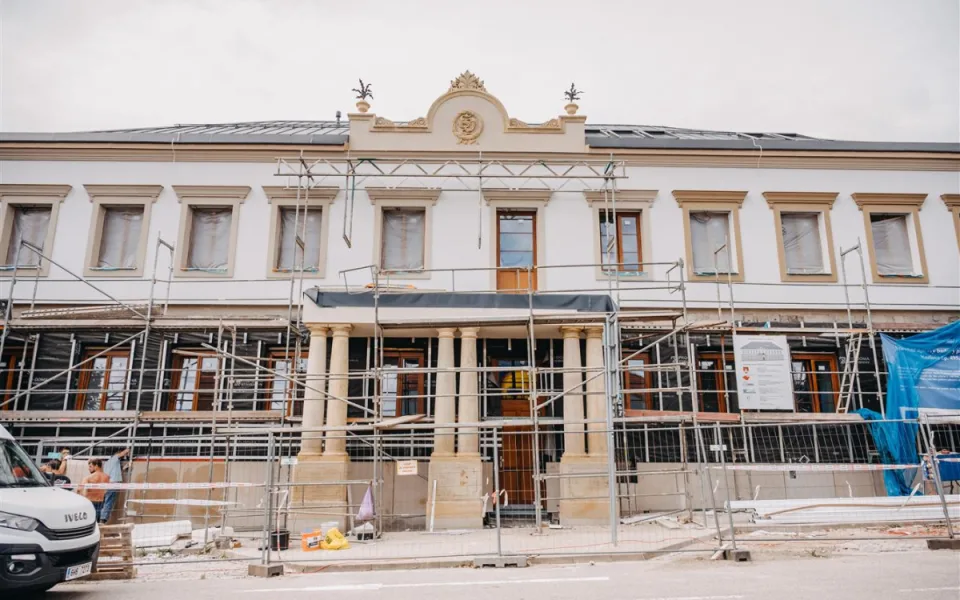 Hirschova vila v Hořicích znovu ožívá. Z ruiny se stává moderní centrum sociálních služeb
