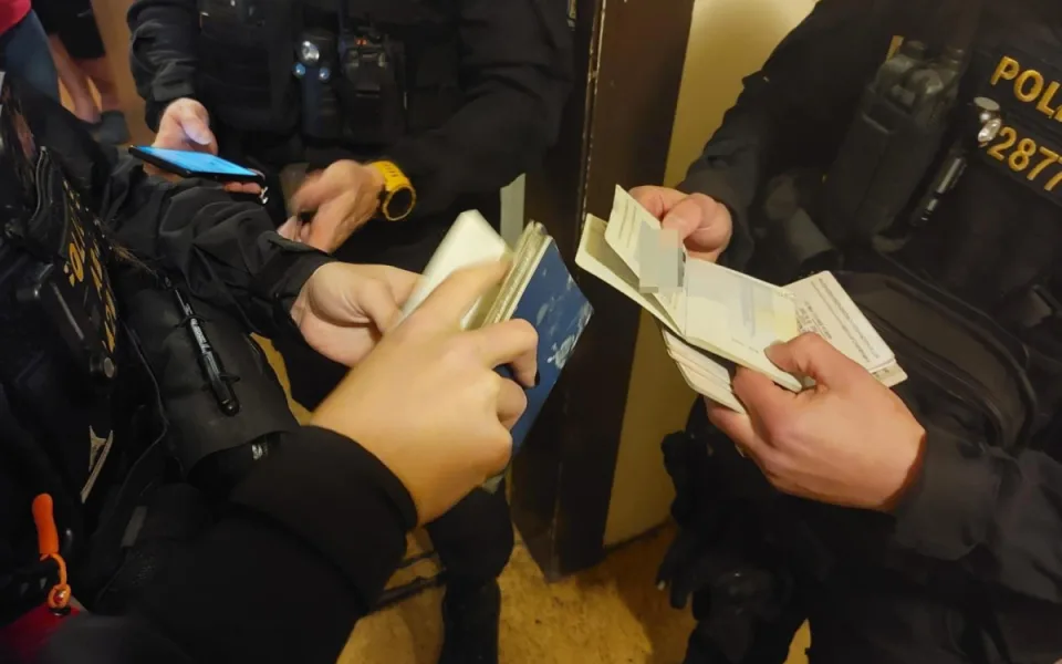 cizinec, ubytovna, Hradecko, policista, kontrola