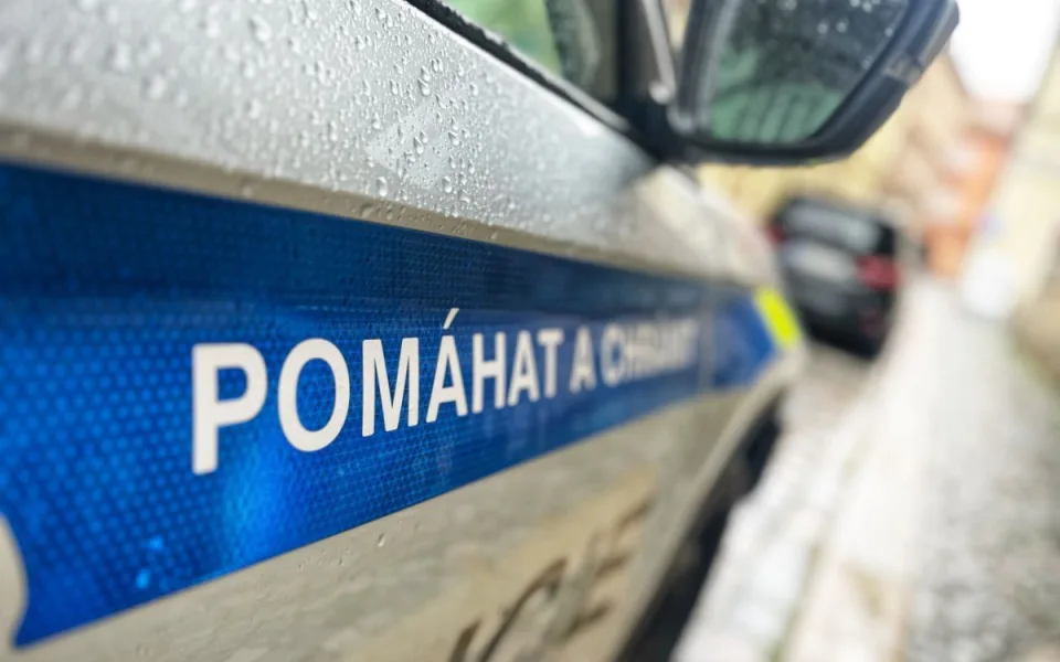 Žena s Trutnovska uvěřila falešné policistce a taxíkem poslala peníze