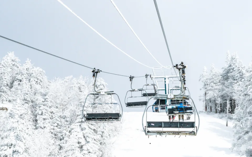 Skiareály v Krkonoších finišují s přípravou na sezonu. Pro lyžaře chystají novinky