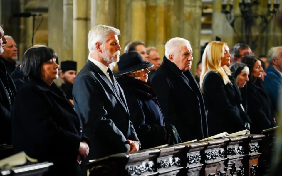 Pohřbu kardinála Duky se v katedrále sv. Víta účastní stovky lidí, přišel i prezident
