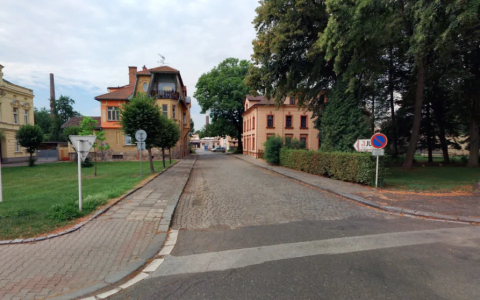 Dvůr potřebuje opravit silnice kolem Juty. Proces zpomaluje komunikace mezi závodem a radnicí