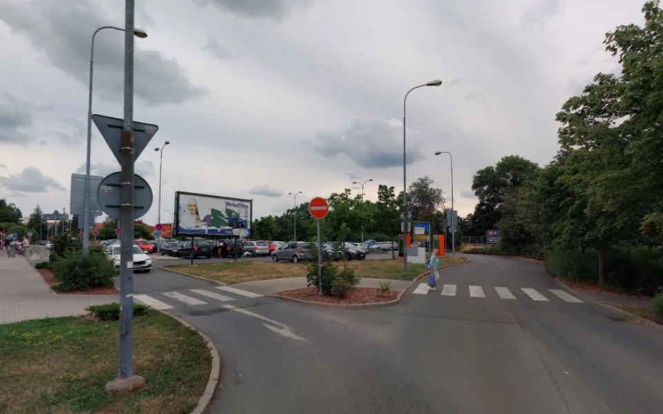 Parkování u Kauflandu bude i nadále zdarma. Hradec dal stopku novým závorám