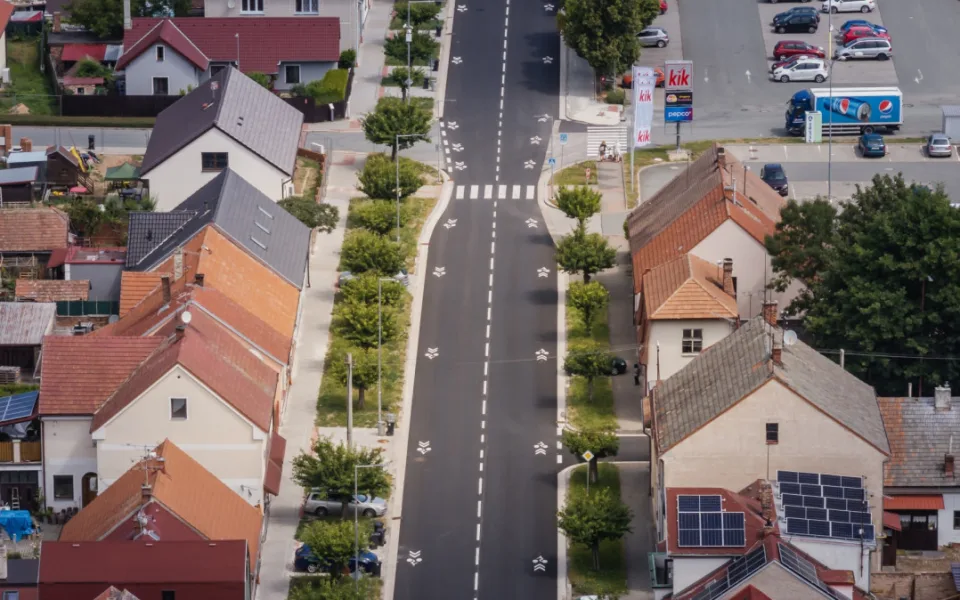 Řidičům v Novém Bydžově slouží čerstvě opravená silnice. Má zvýšit bezpečnost