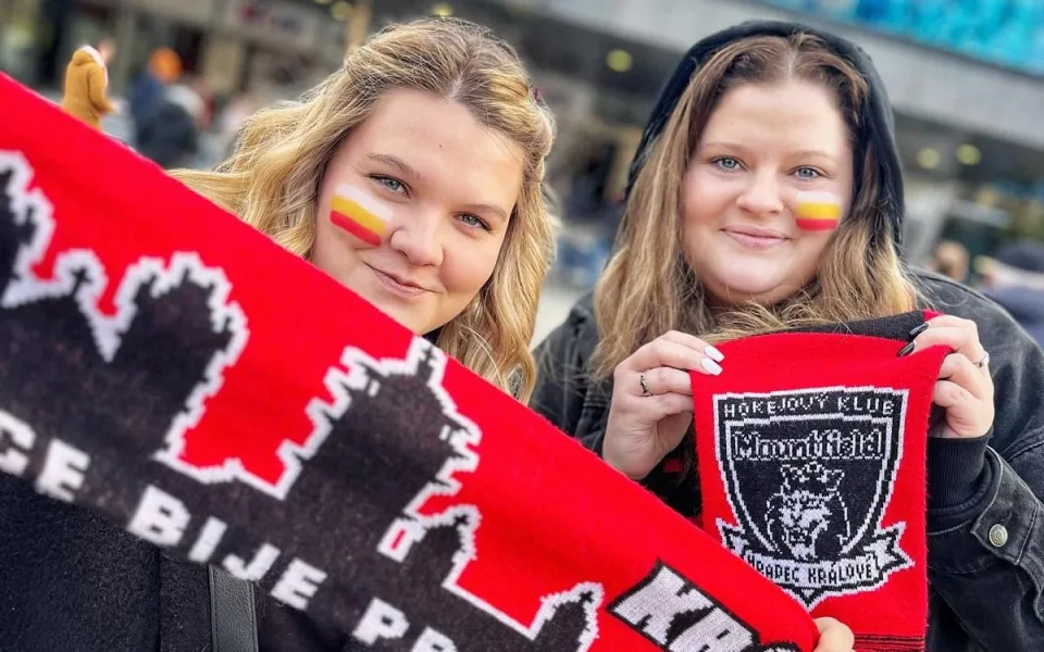 Fanynky půjdou dneska večer na hokej v Hradci Králové za polovinu
