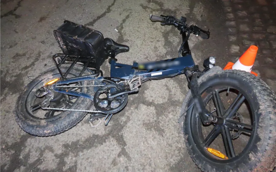 Řidič po nehodě na elektrokole v Lázních Bělohrad nadýchal skoro tři promile