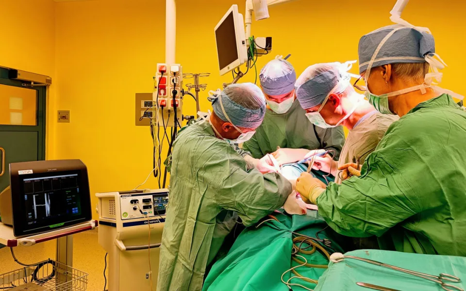 Jičínská nemocnice zavádí neuromonitoraci. Nový přístroj chrání pacienty při operacích