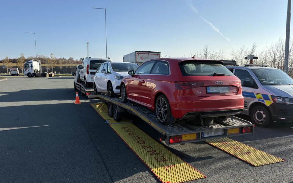 Policisté kontrolovali nákladní dopravu na D11. Rozdali pokuty za tisíce