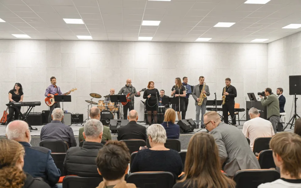 Rekonstrukce pavilonu populární hudby na ZUŠ Střezina v Hradci Králové dokončena