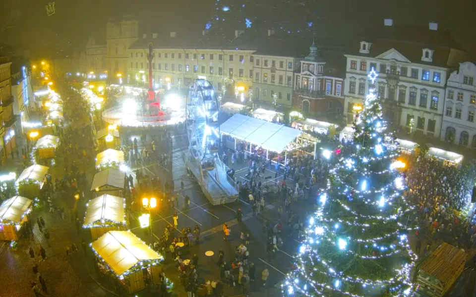 Hradec Králové pojmenoval vánoční strom Eliška Rejčka. Sledovat ho můžete on-line