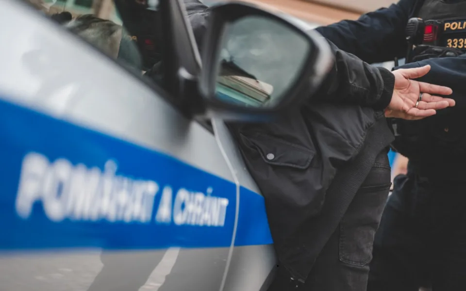 Muž na drogách opakovaně vykrádal auta i zahrady. Teď mu hrozí deset elet