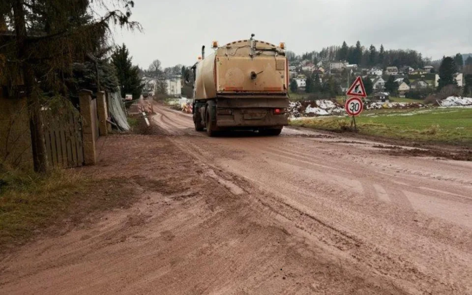 V Náchodě si stěžují na špinavé silnice. Můžou za to kamiony ze stavby obchvatu, tvrdí místní