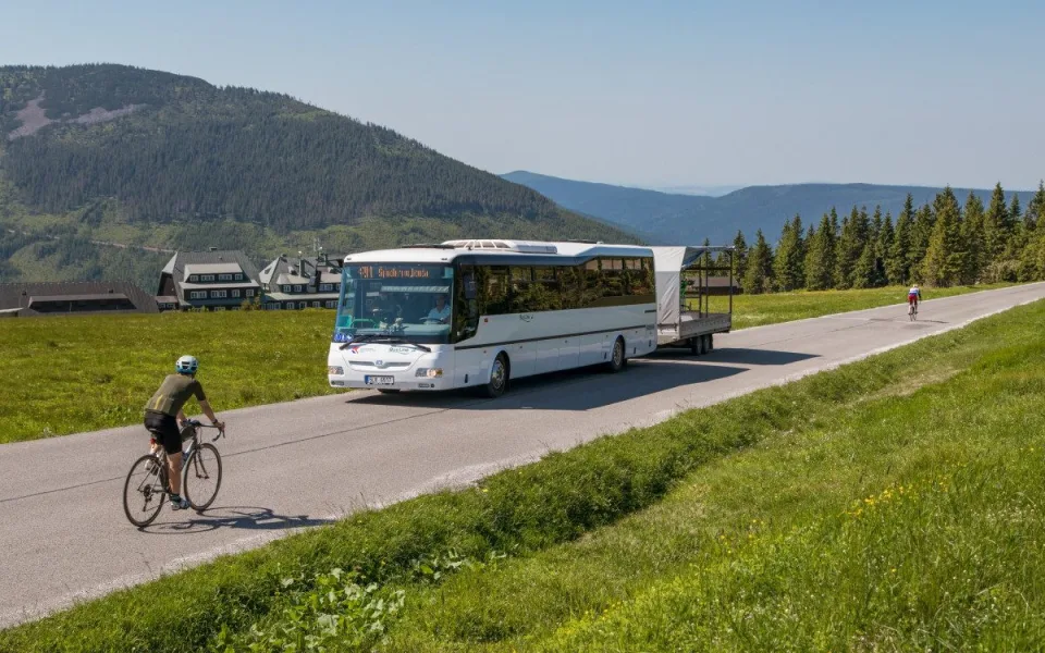 Turistické autobusy letos využilo téměř 200 tisíc lidí. Táhnou hlavně Krkonoše