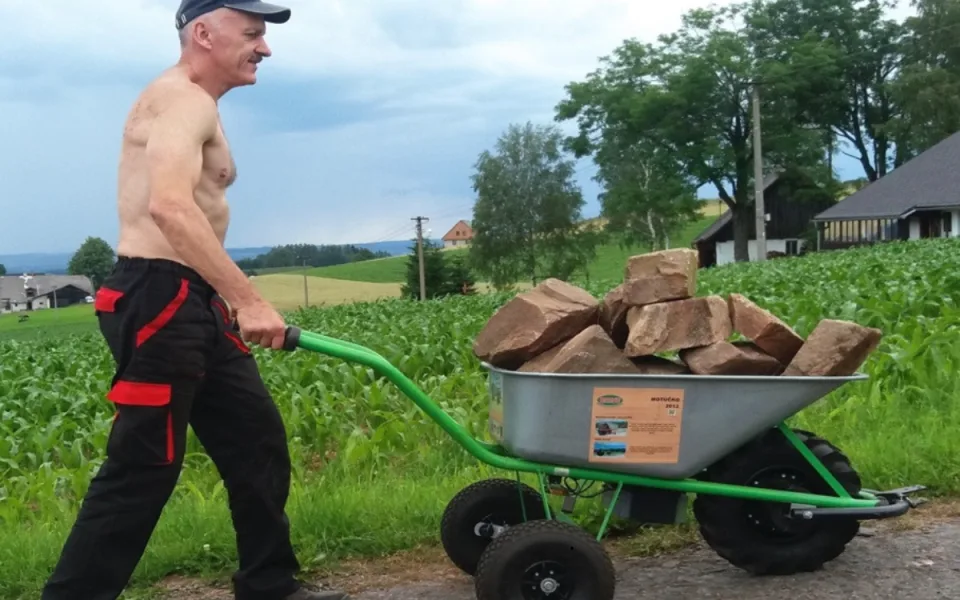 Fenomén Motúčko: Český nápad, který mění pravidla práce na zahradě i stavbě