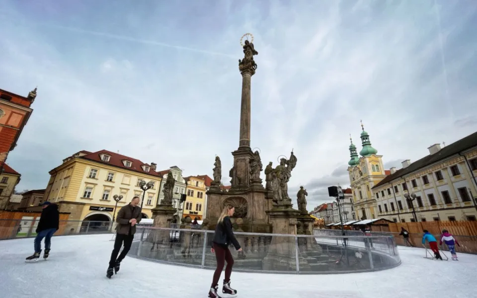 Jarní teploty bruslaře v Hradci Králové nezastaví, kluziště na náměstí je pořád v kurzu
