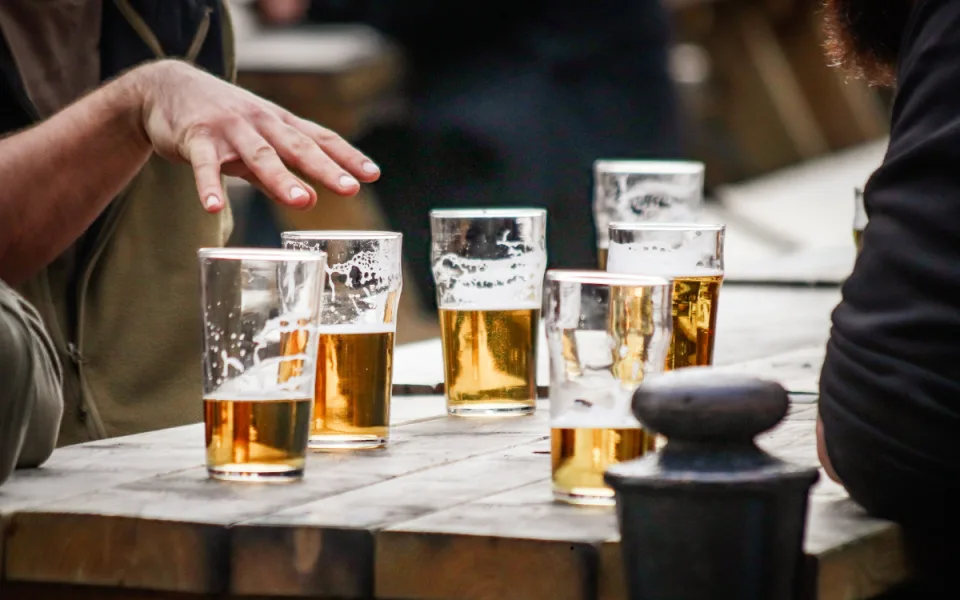 Dvůr Králové upravuje vyhlášku, která zakazuje pití alkoholu na veřejnosti