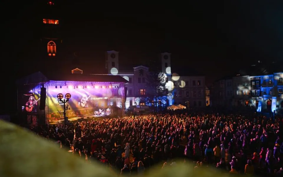 Hradec na Nový rok nabídne multimediální show, zdarma čočkovou polévku i film
