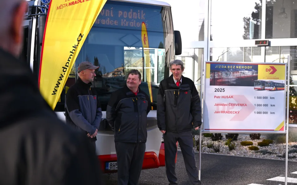 Hradecký dopravní podnik ocenil řidiče, kteří najeli přes milion kilometrů bez nehody