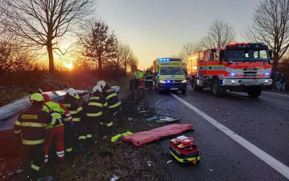 Při srážce tří aut u Úlibic na Jičínsku se zranilo osm lidí. Jeden člověk vážně