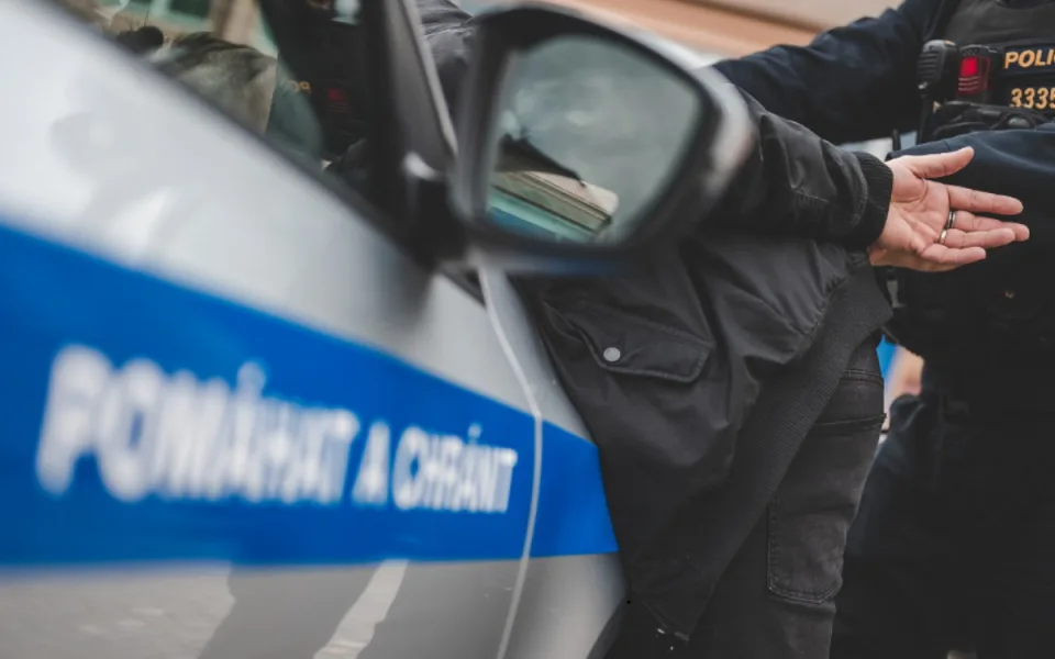 Policie dopadla notorického zloděje. Bral telefony, kola a dokonce i celé auto
