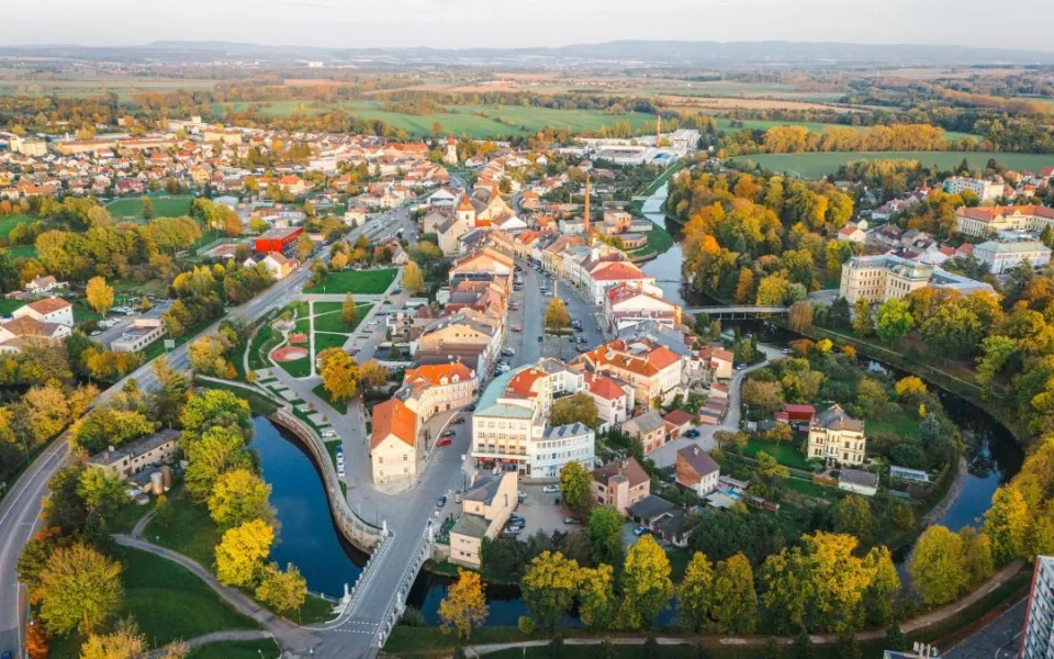 Objížďky v Jaroměři pokračují, oprava mostu přes Labe se protáhne do jara