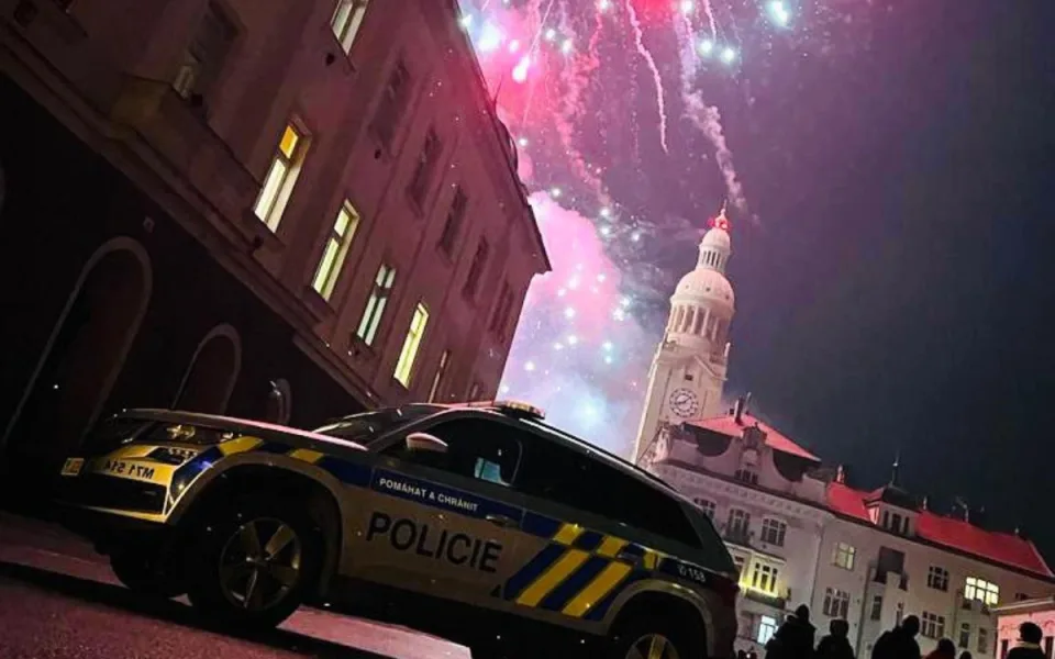 Policie během silvestrovské noci řešila hlavně zakázanou pyrotechniku. I přesto patřila noc ke klidnějším
