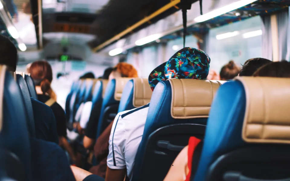 Nová autobusová linka přímo spojuje obě strany republiky. Vede přes Hradec Králové