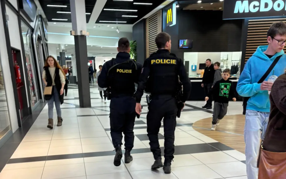 Muž v hradeckém obchodním centru zranil nožem dva lidi. Policie ho zadržela v nemocnici