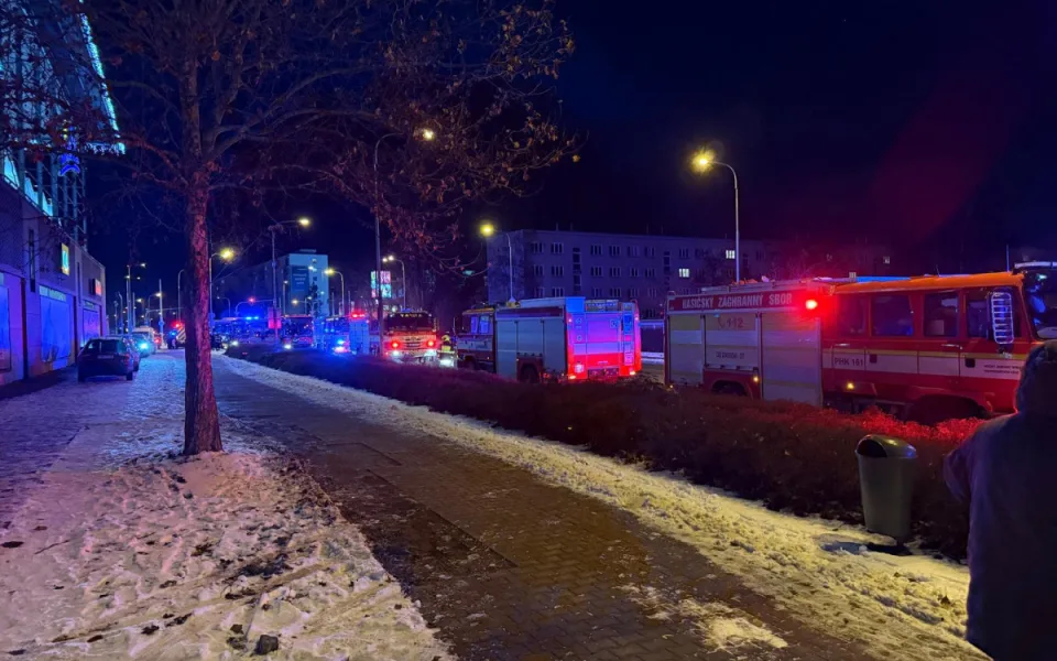 Útočník z obchodního domu v Hradci je obviněn z pokusu o vraždu. Hrozí mu 20 let