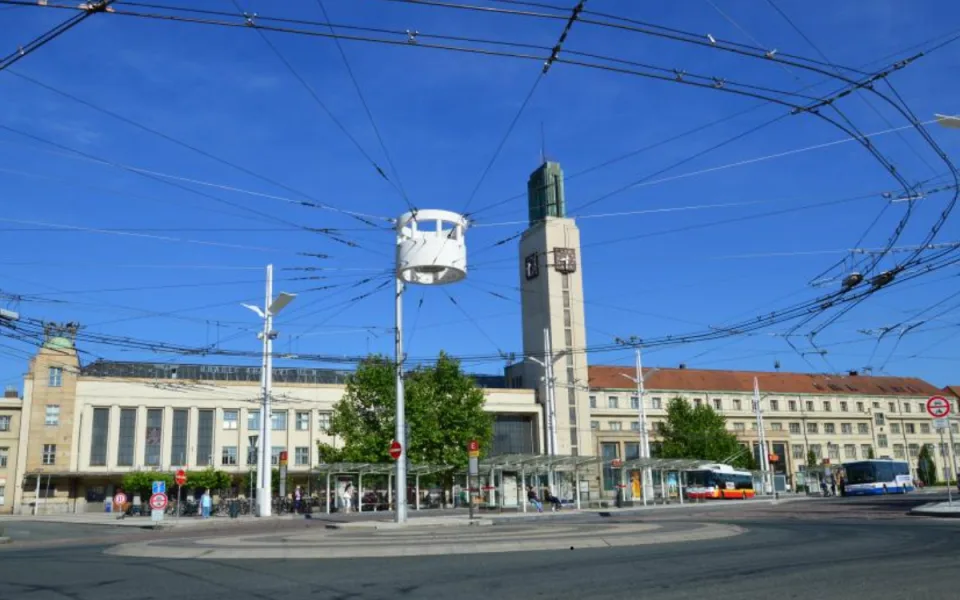 Modernizace hlavního nádraží v Hradci Králové se rozjíždí naplno. Výluky potrvají roky