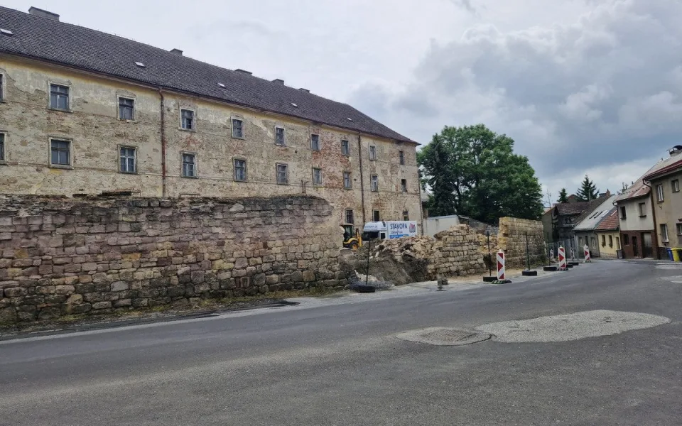 Oprava zdi u jezuitské koleje v Jičíně bude pokračovat i letos. Bude to chtít víc peněz