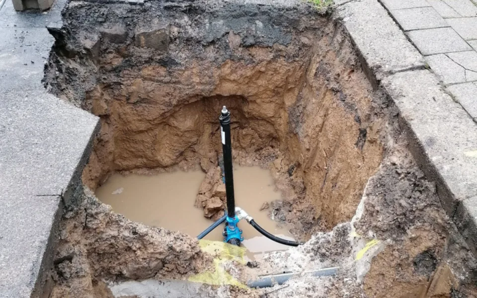Mrazivé počasí si vybírá svou daň na vodovodních trubkách. Největší problém je na chatách