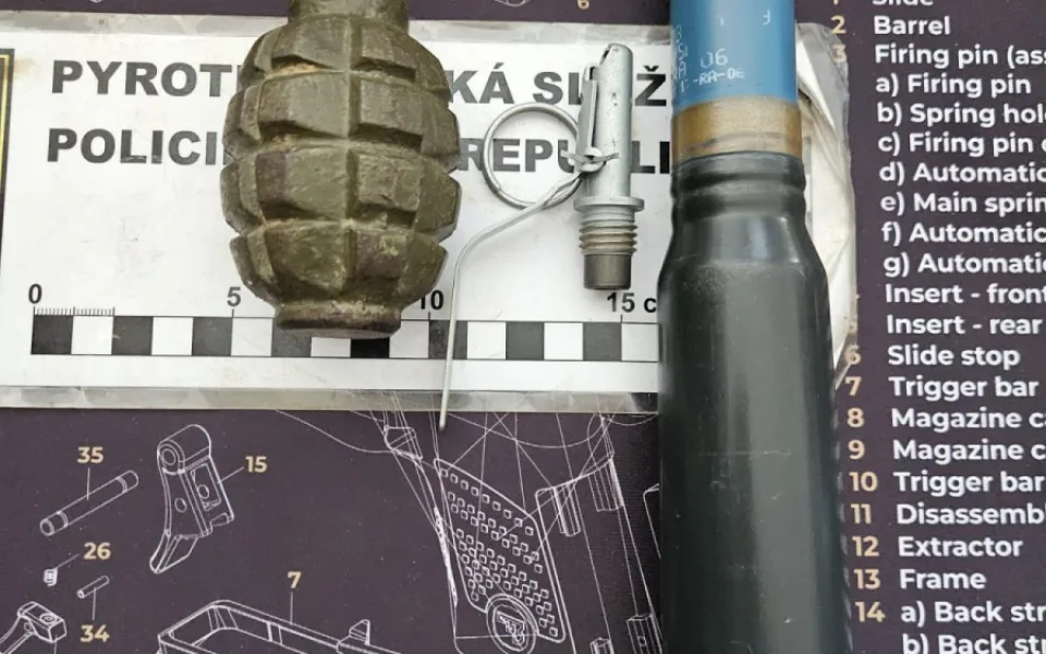 Muž vzal torzo granátu a nakráčel si na trutnovskou policejní služebnu