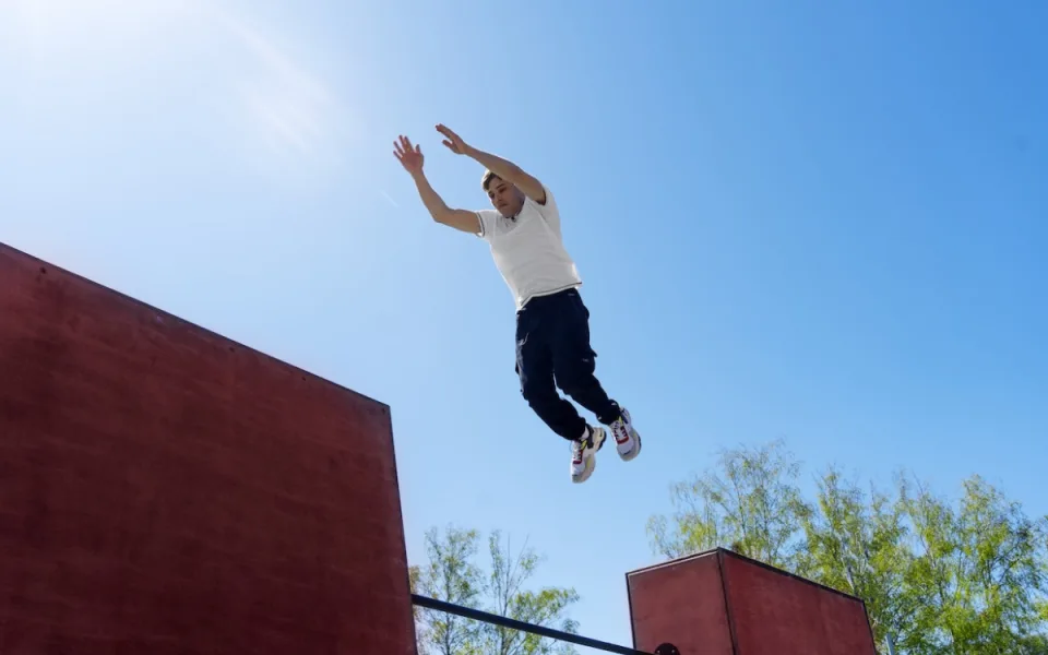 Skok, skluz, výhra. Forum Pardubice zažije parkourovou show