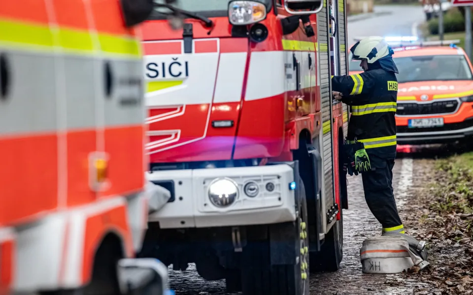 Hasiči ukázali, jak na Náchodsku probíhalo vyprošťování zaklíněného řidiče po nárazu do stromu