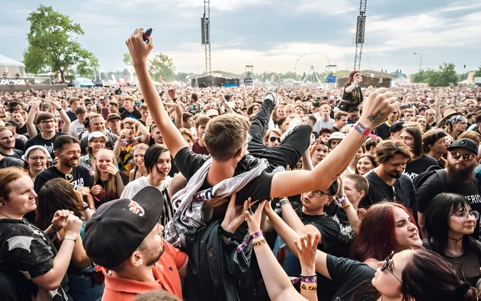 Nedělní program na Rock for People vyvrcholí vystoupením Iron Maiden