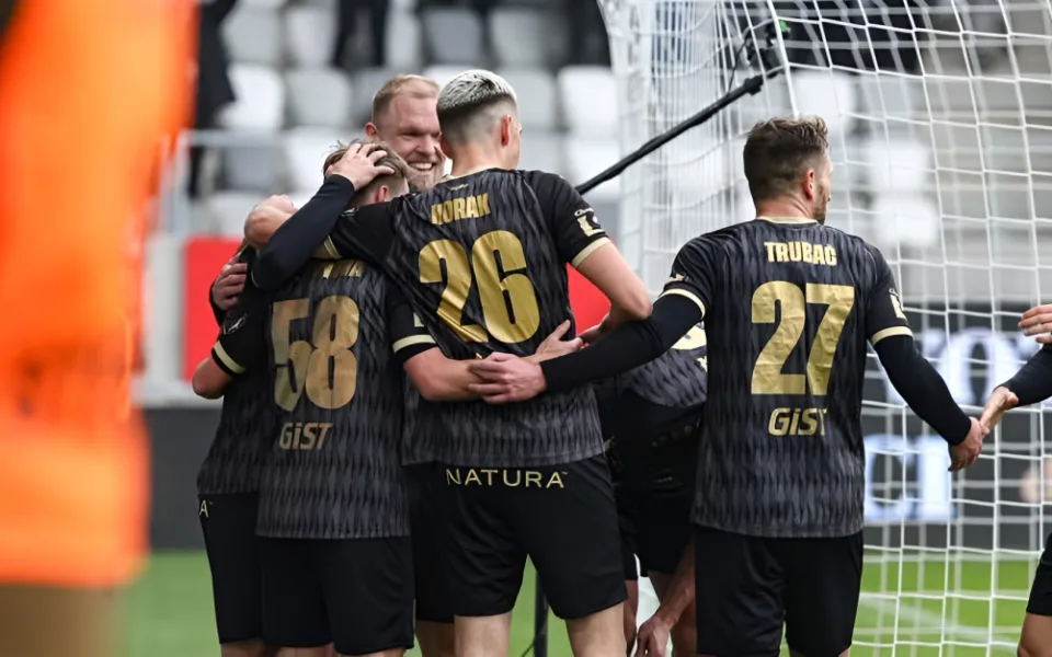 Fotbalisté Hradce Králové porazili Duklu 3:0, dva góly dal kapitán Darida
