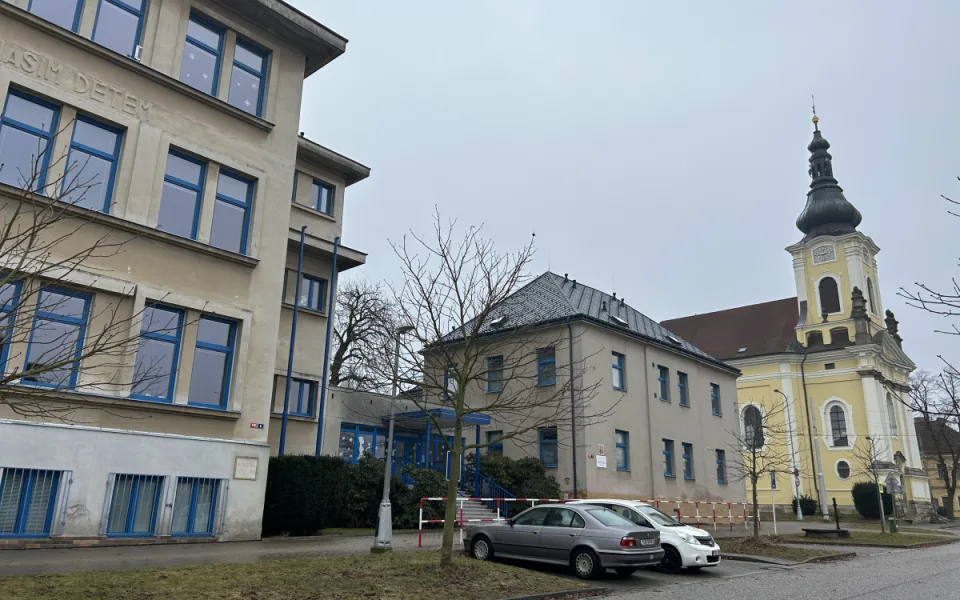 Sto lahví rumu do školy? Výsledky kontroly ukázaly milionové nesrovnalosti v účetnictví základní školy na novém Hradci