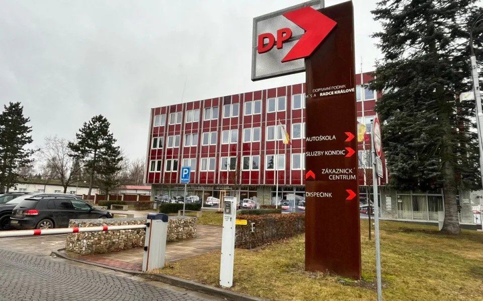 Hradecký dopravní podnik chyboval při zveřejňování smluv, nedodržoval lhůty