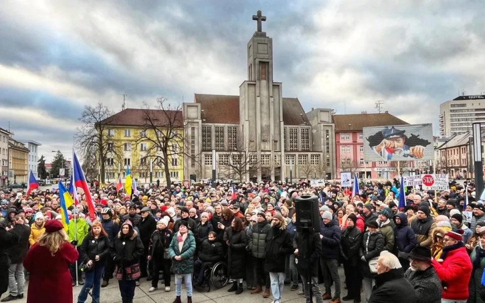 FOTO: V Hradci se už podruhé sešly stovky lidí na podporu prezidenta