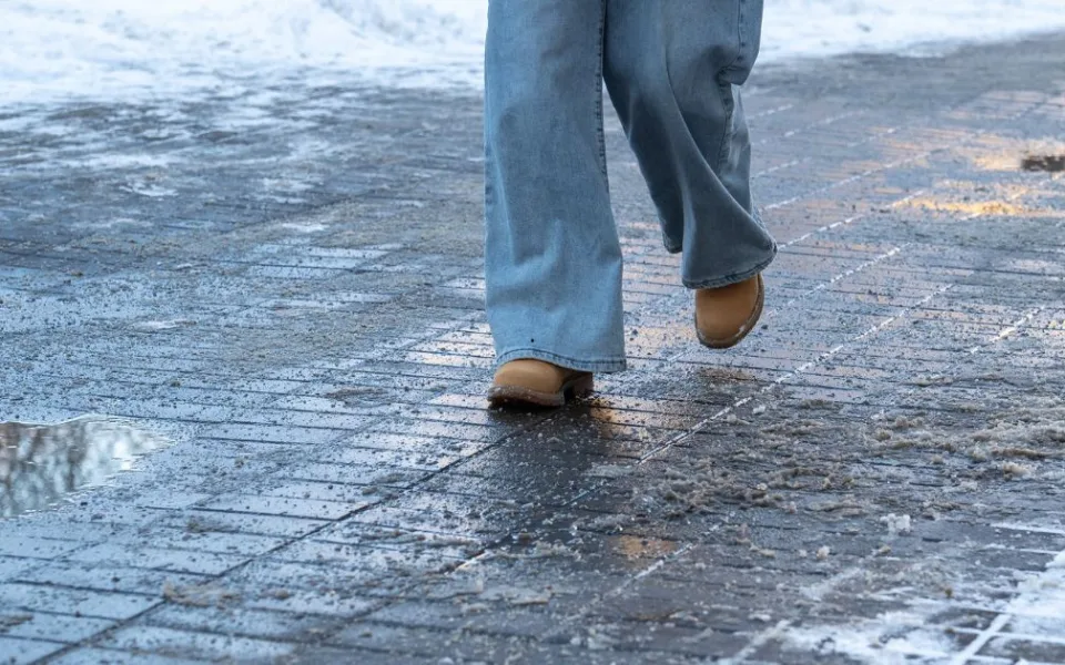 Ráno ještě přituhne, o víkendu dorazí déšť a hrozí ledovka