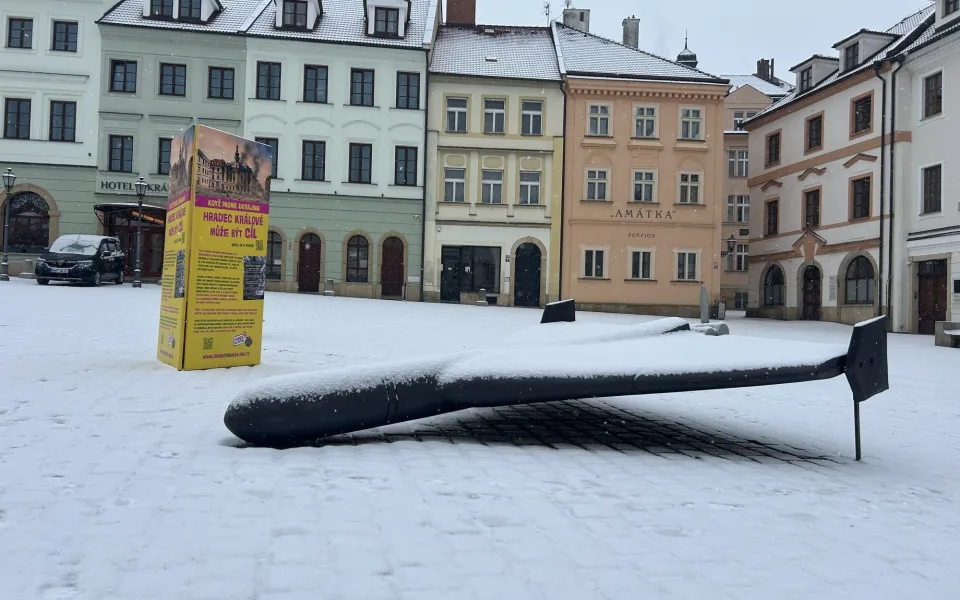 I Hradec Králové může být cíl, připomíná maketa dronu šáhid na Malém náměstí