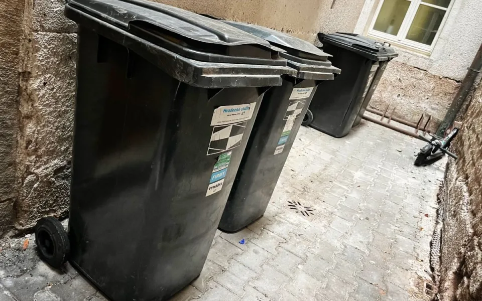 Je čas v Hradci Králové zaplatit za psa a popelnici, do schránek chodí složenky