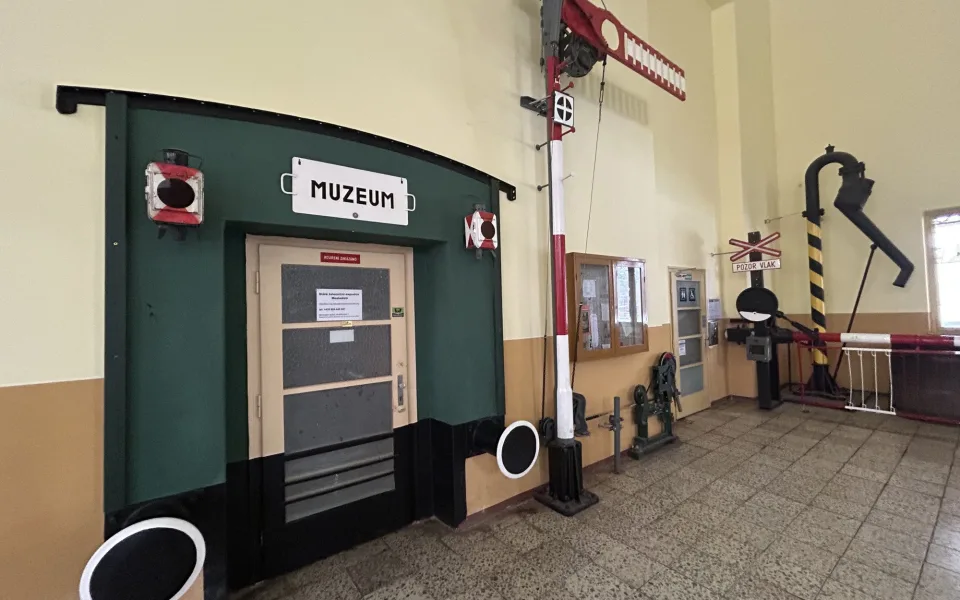 Železniční muzeum v Meziměstí najdete přímo v budově místní stanice